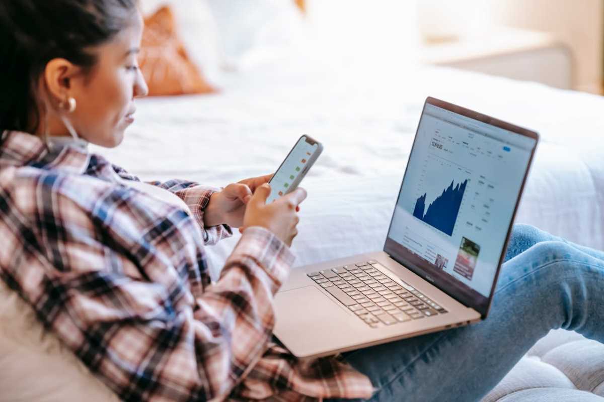 Comparing Robo-Advisors to DIY Investing for Lower Costs